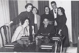 <div class=lightGallery-captions><p>El fundador de La Fraternidad, Escolástico Zaldívar, junto a su primer equipo de mujeres</p><p>En esta imagen histórica, vemos a Escolástico Zaldívar, fundador de La Fraternidad, acompañado por el primer equipo de mujeres trabajadoras. Ellas desempeñaron un papel fundamental en los inicios de la mutua, contribuyendo con dedicación al cuidado y apoyo de los trabajadores asegurados. Esta fotografía refleja el compromiso y la labor pionera que sentaron las bases de nuestra organización.</p><h4>Material cedido por 275 - FRATERNIDAD - MUPRESPA</h4><span>1990</span></div>
